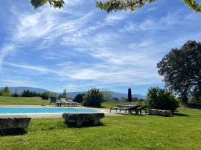 casa rural de un artista en plena naturaleza piscina y parque de esculturas en villarcayo